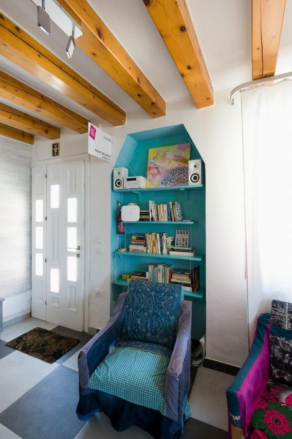 Night Galleria - Bed & Art In - The Pink House Burano