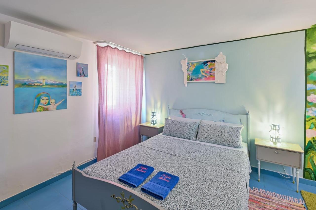 Night Galleria - Bed & Art In - The Pink House *