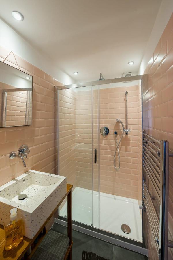 Night Galleria - Bed & Art In - The Pink House Holiday home