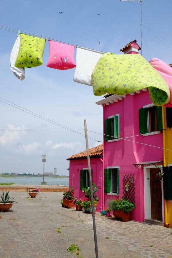 Night Galleria - Bed & Art In - The Pink House Holiday home